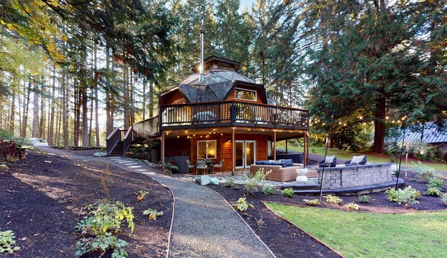Unique waterfront home with sauna, hot tub, and washer & dryer
