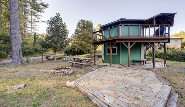 Unique West Jefferson Home w/Fire Pit & Grill!