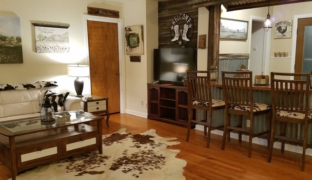 Unique Western Flair, Close to EXTRACO, SILOS, Shopping, EATERIES, 3min LAKE!