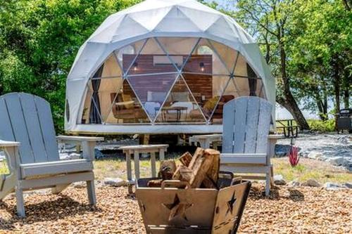 Unique Woodland Glamping Dome with Stargazing & Nature Retreat near Wolfe City, TX