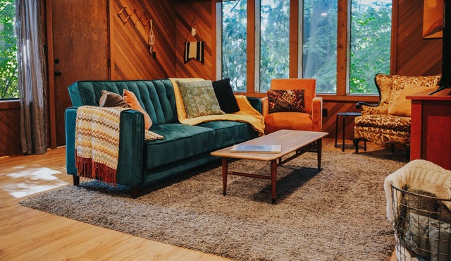 Unique Woodsy Residential Retreat In Heart of PNW With Large Jacuzzi Tub and Indoor Sauna