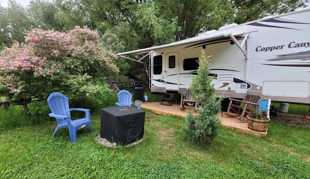 Unique Yellowstone Camping Glamping Getaway. RV on Solo Sight w/Full Hookups