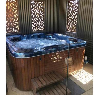 Unique Zone half house with games room & outdoor jacuzzi in Maiden Gully, Bendigo