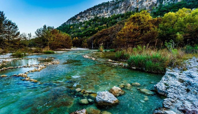 UNIQUELY AMAZING TEXAS HILL COUNTRY HOUSE CLOSE TO FRIO RIVER SLEEPS UP TO 14!