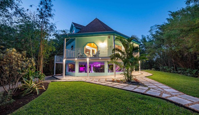 Uniquely Beautiful Octagon Oasis- Mins away from the Hard Rock Hotel and Beaches