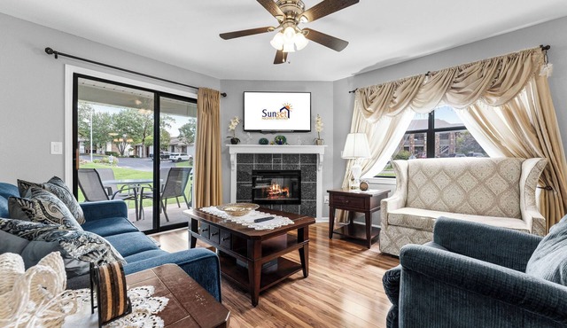 Uniquely charming Pet Friendly 2 Bed condo near the strip at Pointe Royale!