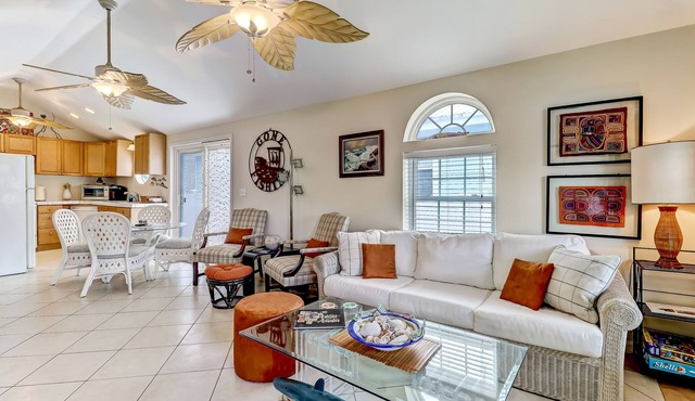 Uniquely decorated front duplex with rooftop deck access, within walking distance to the beach