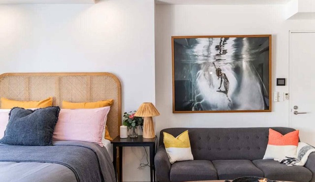 Uniquely Decorated Hillside Room Overlooking Bilgola Beach