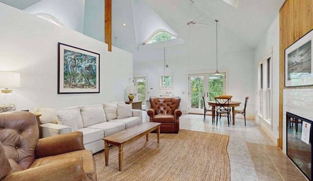 Uniquely designed island retreat with fast WiFi & private W/D - dogs welcome