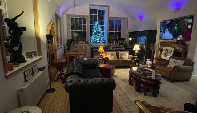 Uniquely renovated Peebles schoolhouse, sleeps up to 11, 2 mins from town centre