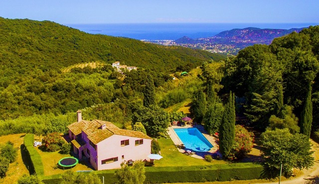 Uniquely situated villa with pool and stunning sea views near Cannes