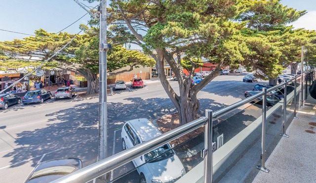 Unit 1-83 Thompson Ave, spacious Unit in main Street, includes linen.