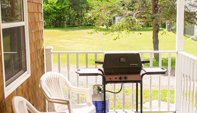 Unit 1 - Bay view duplex cottage near coffee shops, restaurants and beach
