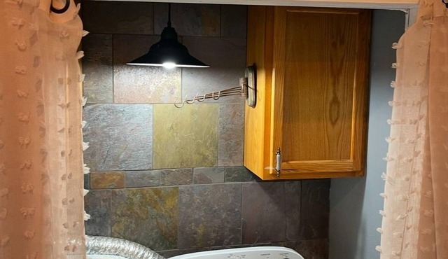 Unit 1 Deluxe 2 Bedroom w/Dry Bar and Hot Tub