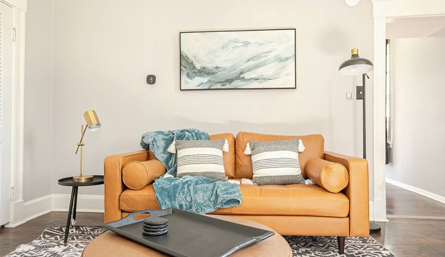 Unit 1:Ground floor, porch, king bed, garage, w/d