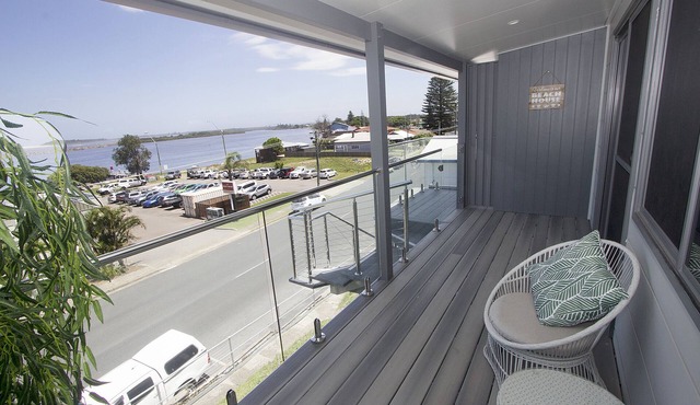 UNIT 1. OPPOSITE THE OCEAN. BEACH .RIVER.PET FRIENDLY. 1 FREE PARKING n n