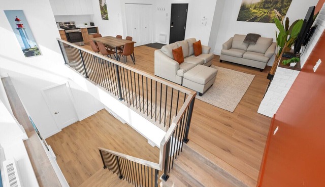 Unit 101 - Spacious - 2 Stories - 55" TV - Downtown