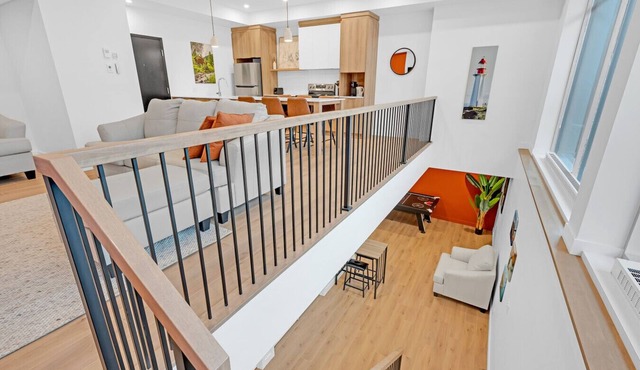 Unit 103 - 2 Stories - 55" TV - Air Hockey - Downtown
