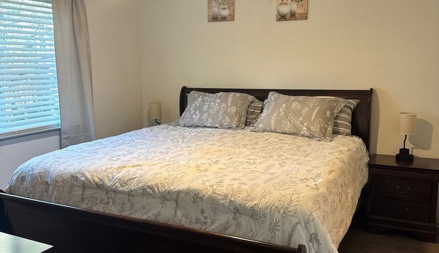 Unit 11 - 2-bedroom hotel suites in charming Challenge-Brownsville with AC