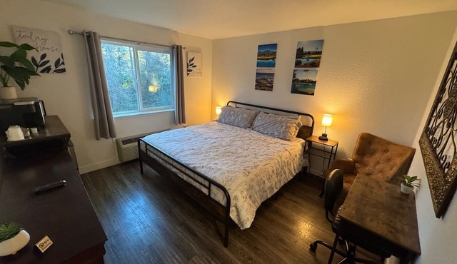 Unit 16 - Cozy 1-bedroom hotel in tranquil Challenge-Brownsville with AC