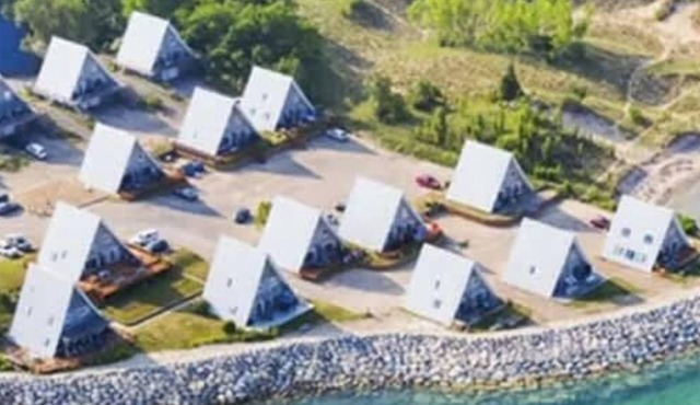 Unit #18: Chalet w/Lake View + Resort Amenities