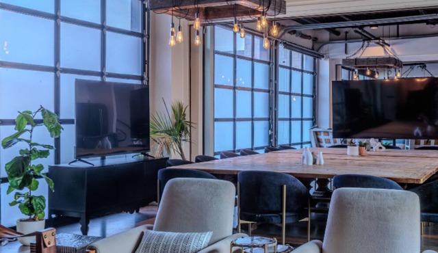 Unit 2+3 Inn Cahoots on 6th: 10BR/26 Bed - Pool, Roofdeck, Garden Bars, Walk To Everything!