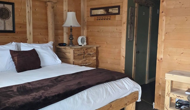 Unit 2: King Bed Suite with Full Kitchen at the Cedaredge Lodge