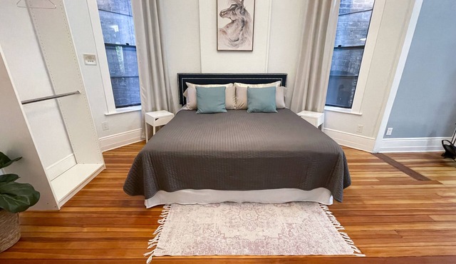 Unit 2 - Perfect Wrigleyville Stay