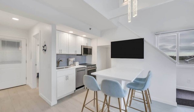 Unit 2021: 1-Bedroom with Loft | 2nd Floor-Bay View | Court Side
