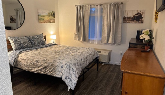 Unit 24 - Lovely 1-bedroom hotel with AC in quaint Challenge-Brownsville