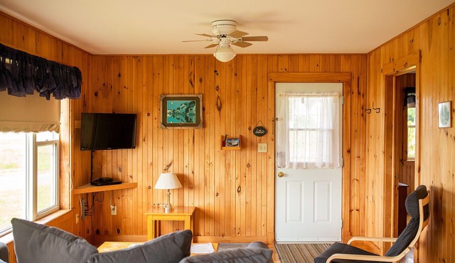 Unit 3 - Bay view cottage, near coffee shops, restaurants and beach