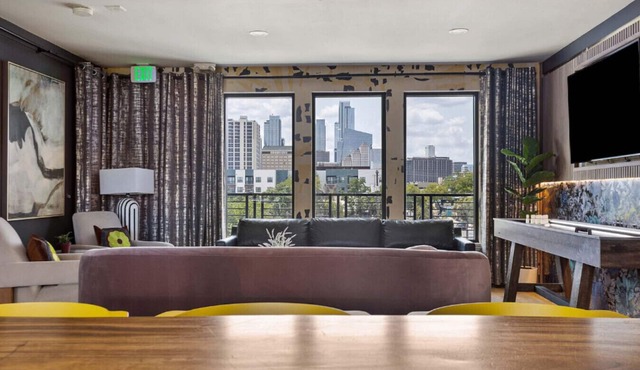 (Unit 4) 6th Street Suite: 4BR/11Beds - Pool, Rooftop, Garden Bars, Walk to Everything!