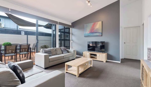 Unit 4 - Modern 3BR Family Friendly Apt on Huskisson Main Street by Nautilus Apa