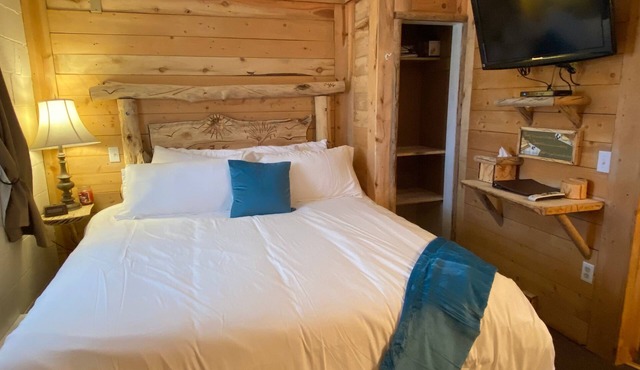 Unit 5: 2 Rooms, 1 King, 1 Queen/w Kitchenette