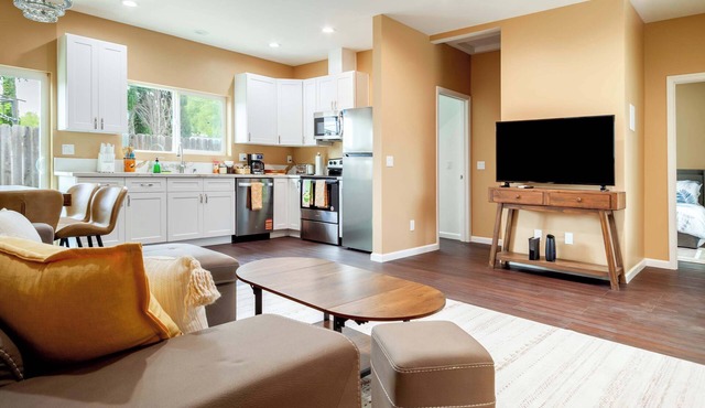 UNIT B: Cozy 2BR Home, Mountain Views, Pet Friendly