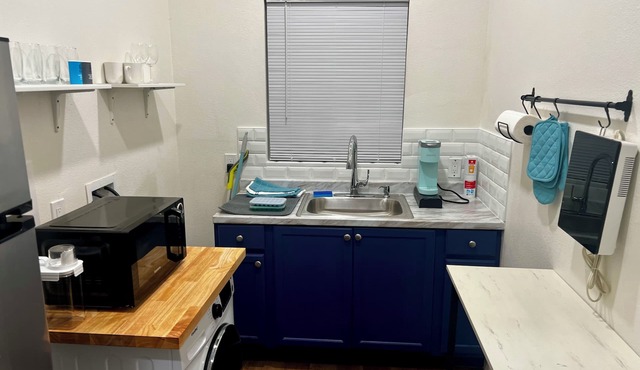 Unit B - Near UCLA WH, Kaiser, Dignity, Cedars Providence, RAMS & More
