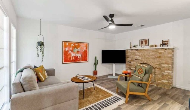 Unit D Willowrun · 2 bedroom SoCo retreat | Sleeps 6 | Free PRKG