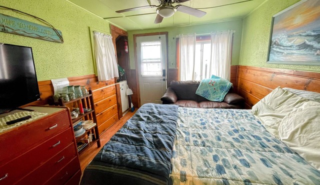Unit #3-The Lazy Fish- Stand alone motel room type cabin on the beach!
