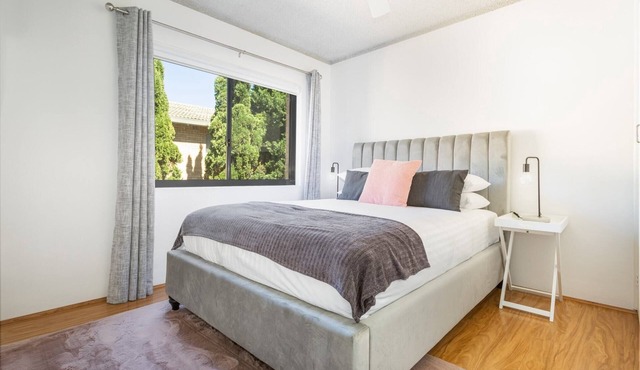 Unit With Balcony, Backyard and Parking Near Shops