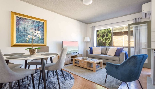 Unit With Balcony, Backyard and Parking Near Shops