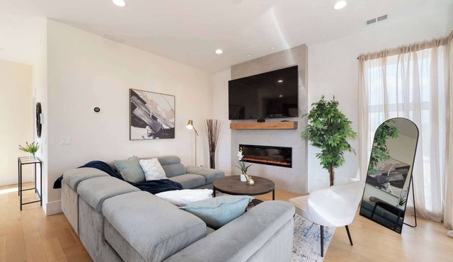 United Center 3BD Apt with Parking and Balcony