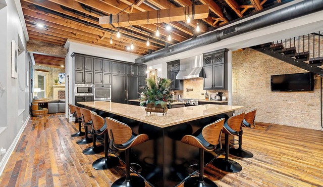 United Center Compound w/Rooftop, Hot Tub, Sauna