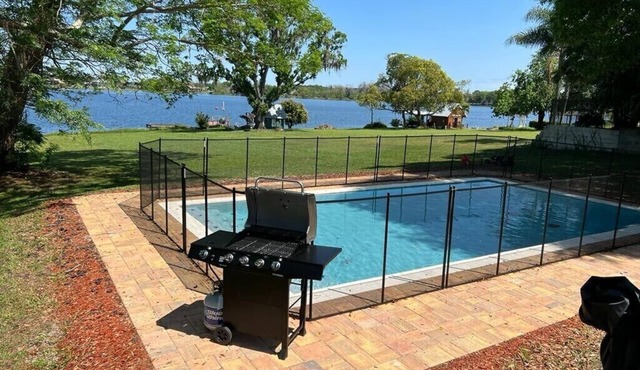 Universal Studios LAKE HOUSE RETREAT with 5 bedrooms and a private pool.