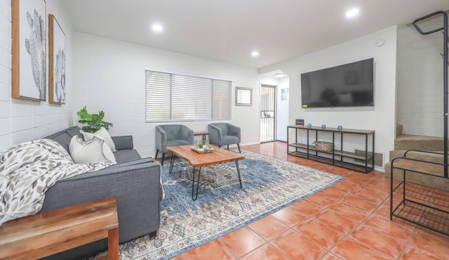 University 2bdrm Condo in Prime Location, walk to shops, food and the UofA!