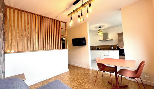 University/Campus/Parking/Mountains