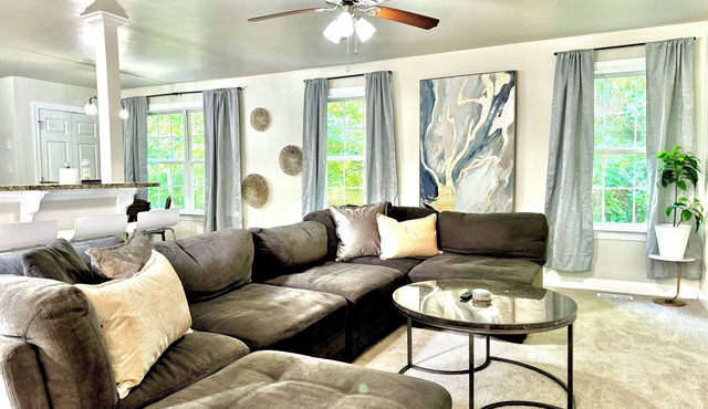 University City 4BR Retreat: Style & Space for 10