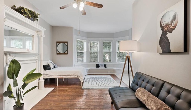 University City, Chic Studio Apartment by A.C.T.