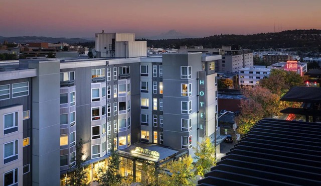 University District Stay | 1 King Bed | Near Roosevelt Way