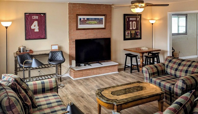 University Family & Friends House, 4 bedrooms,2 baths, sleeps 12,near FSU & FAMU