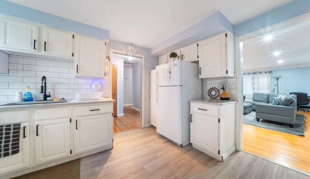 University Heights! 2 king beds (Upper Duplex) in prime location